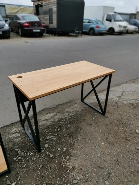 Рабочий стол из сосны на металлическом каркасе