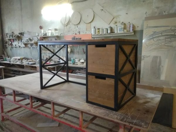 Рабочий стол из сосны с ящиками на доводчиках